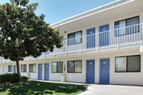 Гостиница Motel 6-Atascadero, CA  Атаскадеро